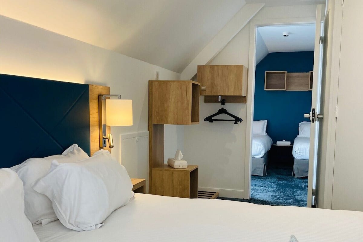 Chambre quadruple | Premium bedding, desk, laptop workspace, iron/ironing board (on request)
