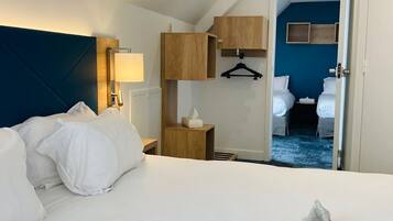 Chambre quadruple | Premium bedding, individually decorated, desk, laptop workspace