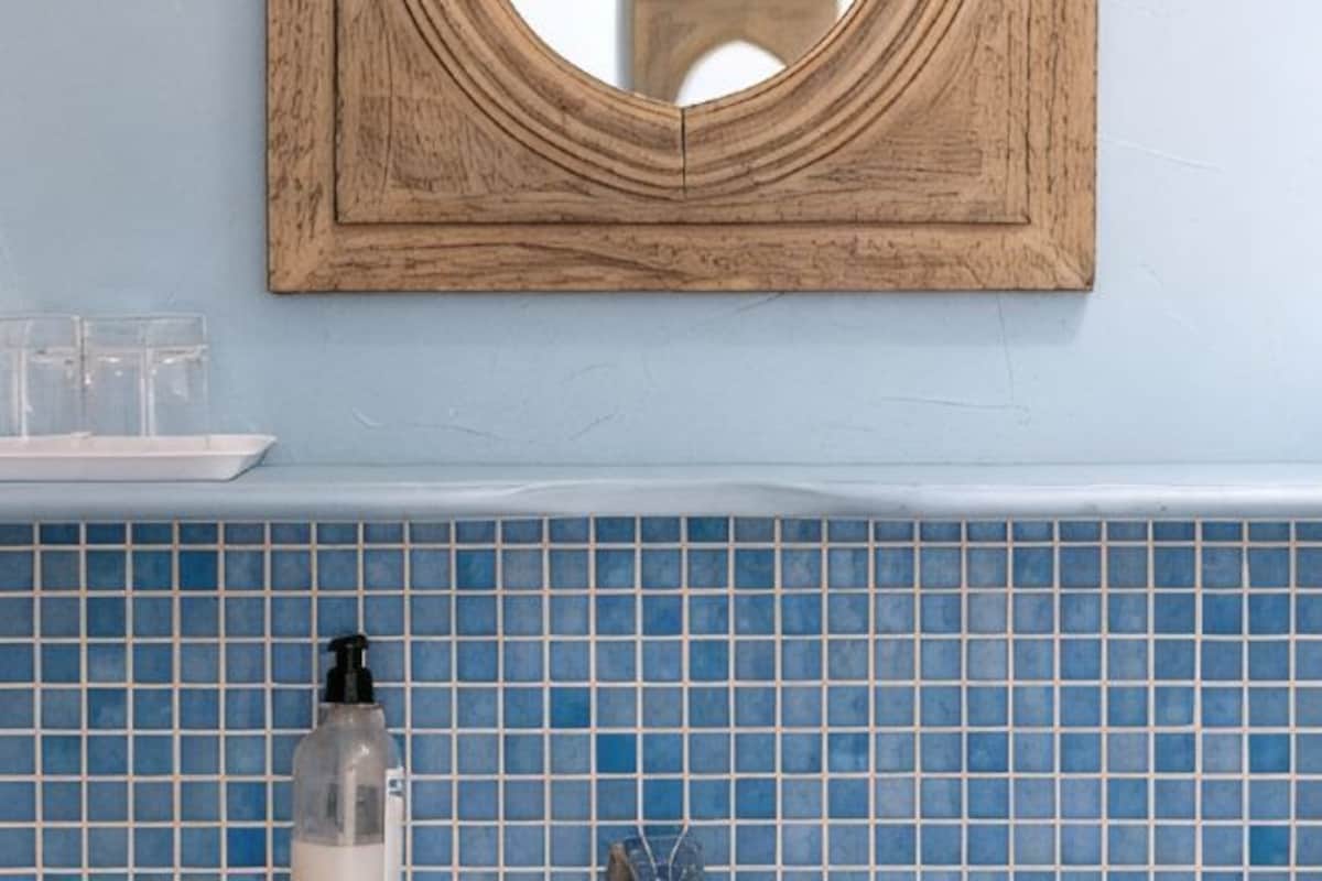 Ducha, artículos de tocador gratuitos, secador de pelo, toallas