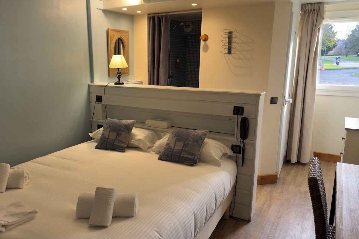 Petite chambre double cosy | Premium bedding, desk, laptop workspace, iron/ironing board (on request)
