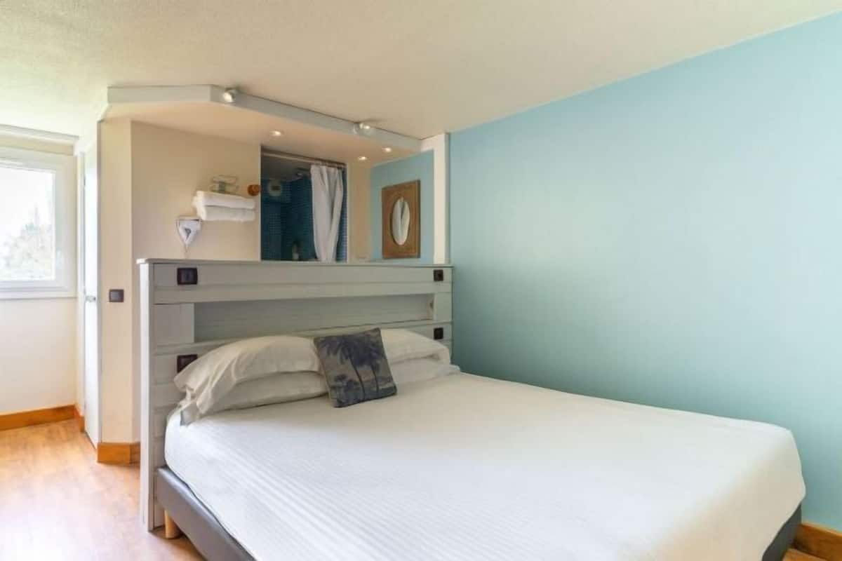 Premium bedding, desk, laptop workspace, iron/ironing board (on request)