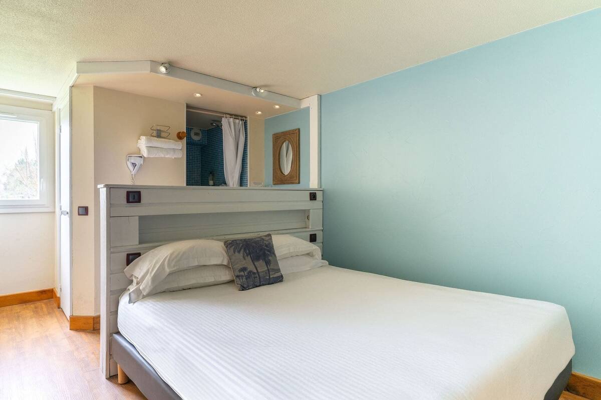 Petite chambre double cosy | Premium bedding, desk, laptop workspace, iron/ironing board (on request)