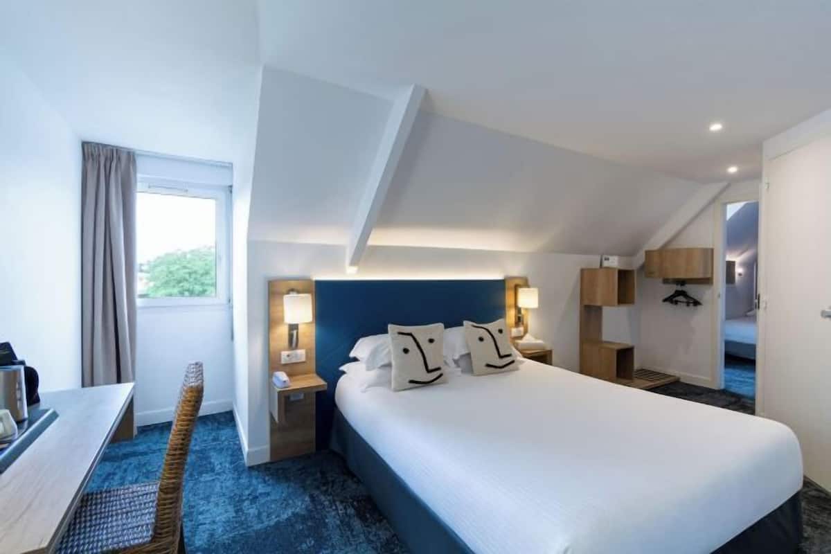 Ylelliset vuodevaatteet, yksilöllisesti sisustettu, työpöytä