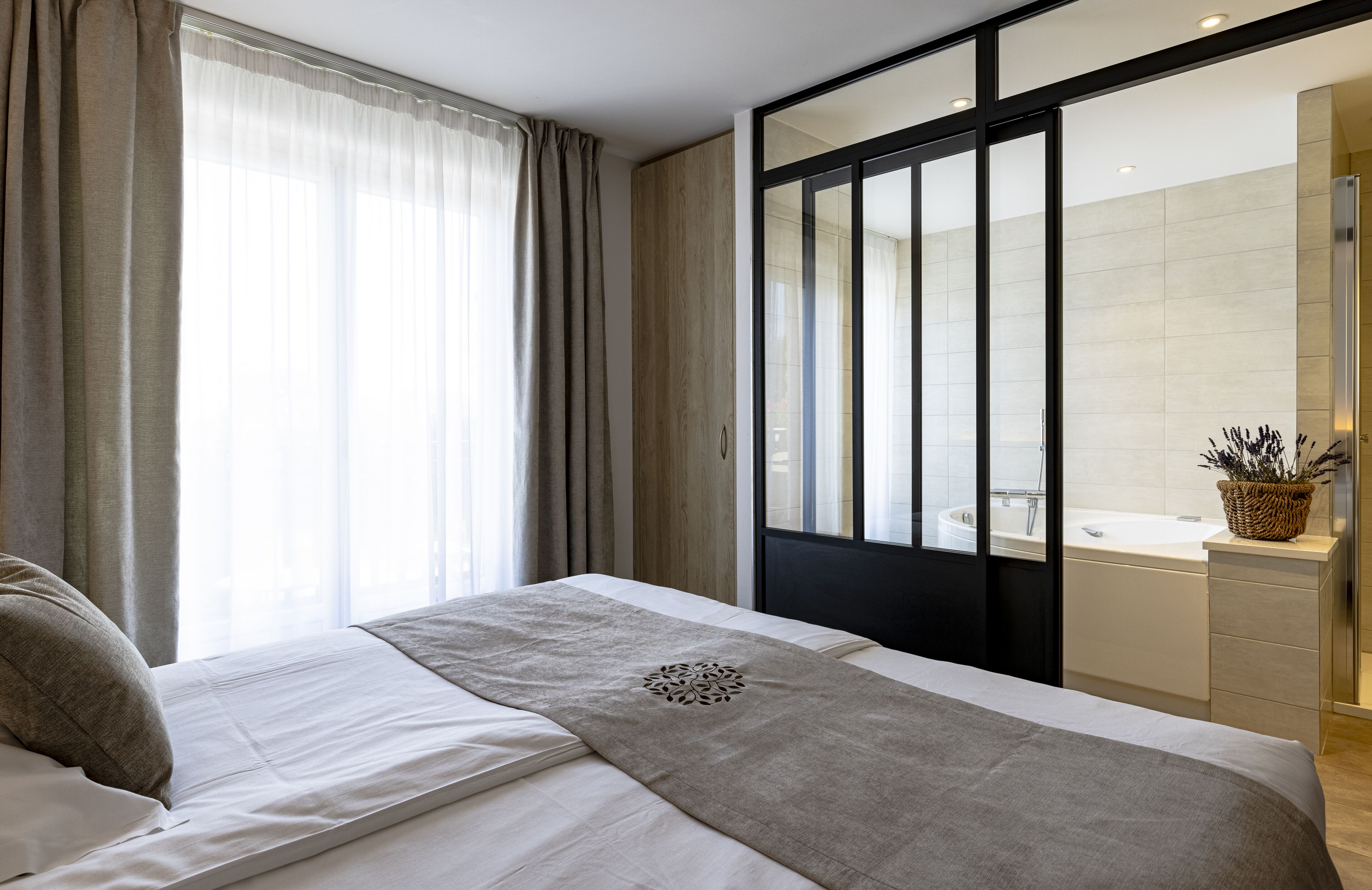 deluxe double room, bathtub (accès spa compris) | minibar, individually decorated, individually furnished, desk