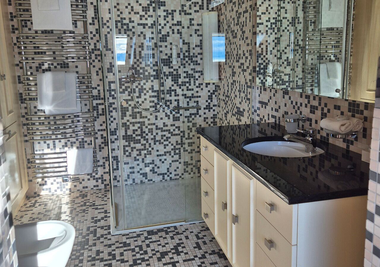 junior suite | bathroom | free toiletries, hair dryer, bathrobes, slippers