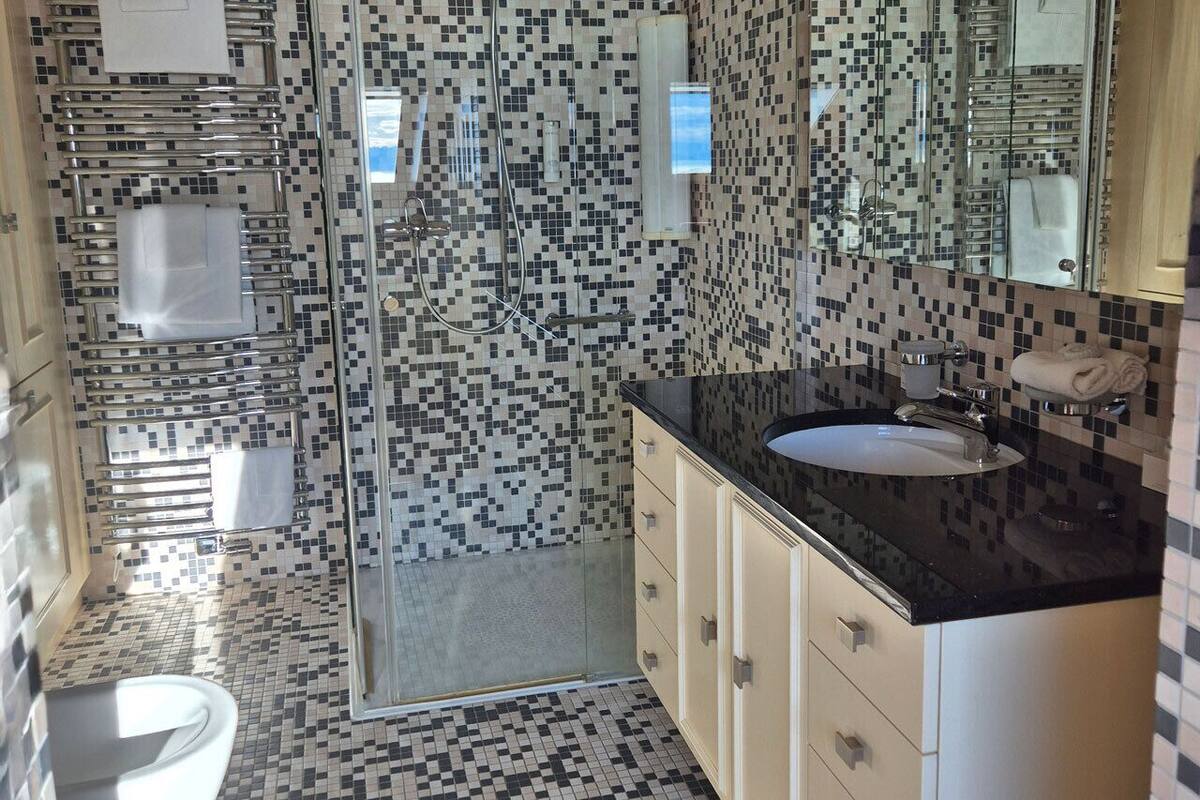 junior suite | bathroom | free toiletries, hair dryer, bathrobes, slippers