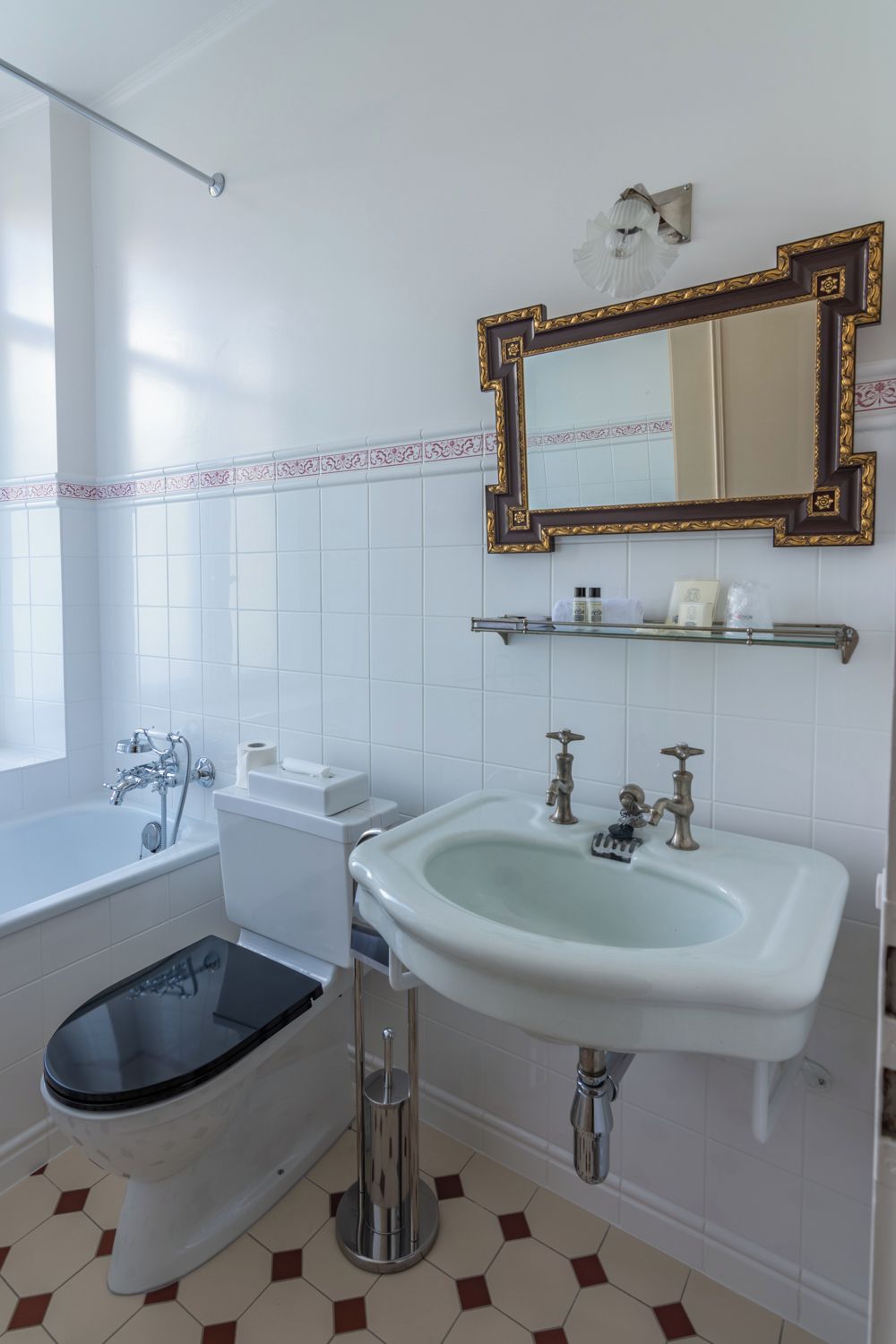 Ein Badezimmer mit Badewanne, Toilette und Waschbecken.