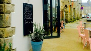 Porch - Hotel des Voyageurs (Saint-Renan)