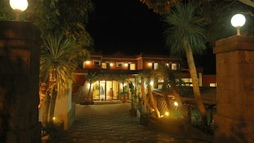 Facciata della struttura - sera/notte