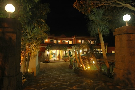 住宿正面 - 傍晚/夜晚. 弗兰卡别墅酒店