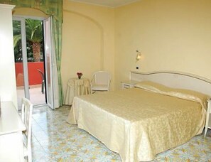 Värdeförvaringsskåp på rummet, skrivbord, barnsängar och extrasängar