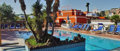 Piscine extérieure en saison, parasols, chaises longues
