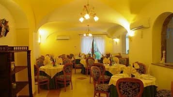 Ilmainen päivittäinen buffetaamiainen