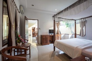 Vila, 4 quartos, piscina particular | 1 quarto, roupas de cama premium, cofres nos quartos, escrivaninha