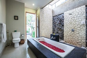 Vila luxo, 1 cama Queen, piscina particular | Banheira de imersão