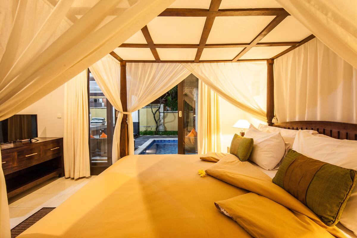 Villa, 3 Bedrooms, Private Pool | 1 bilik tidur, peralatan tempat tidur premium, peti besi dalam bilik