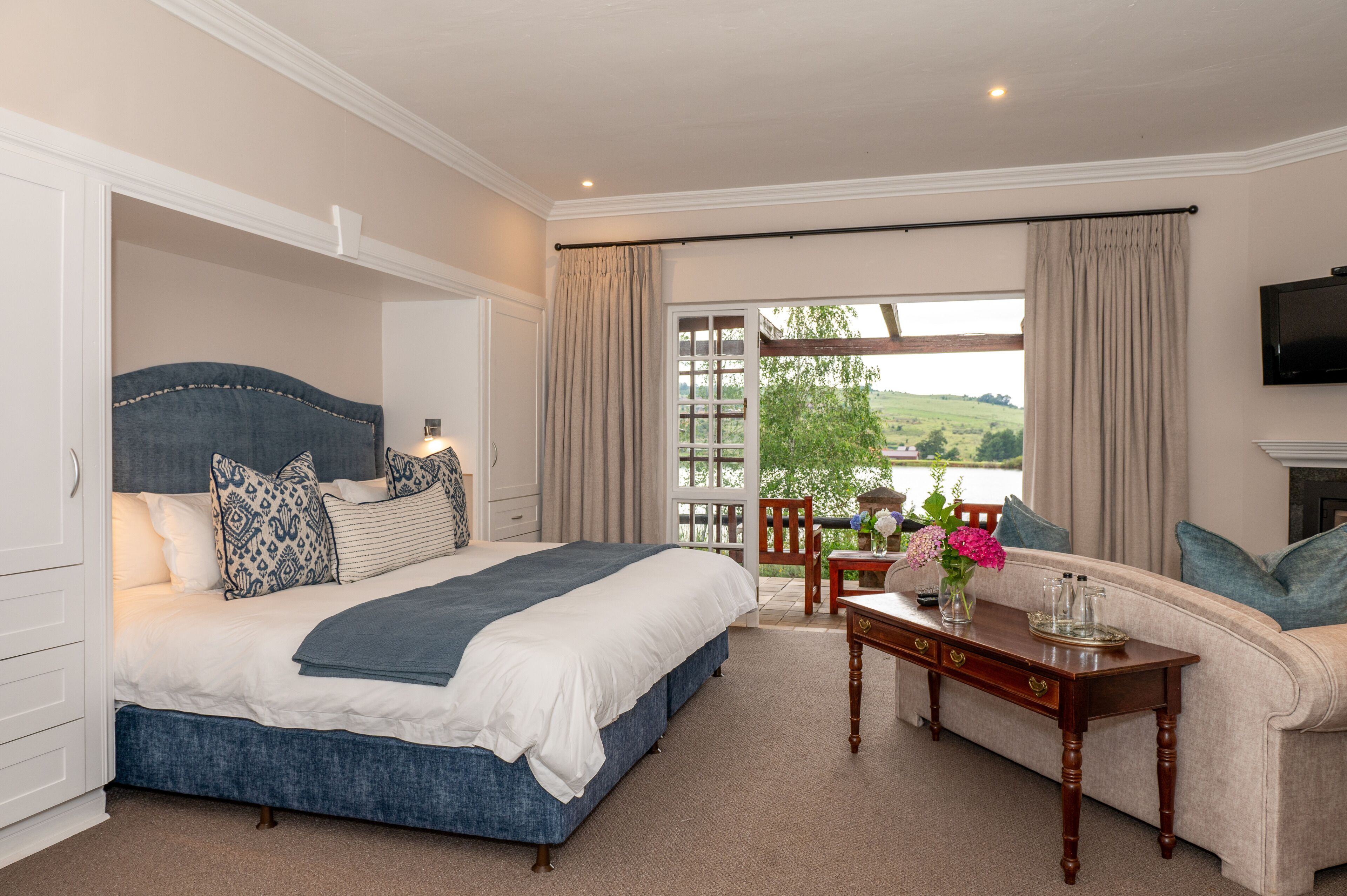 Habitación de lujo | Ropa de cama de alta calidad y caja de seguridad en la habitación 