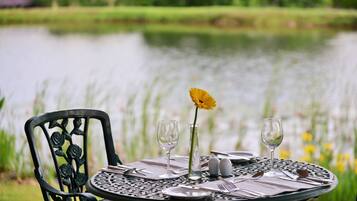 Serviço de café da manhã, almoço, jantar; vistas para o jardim