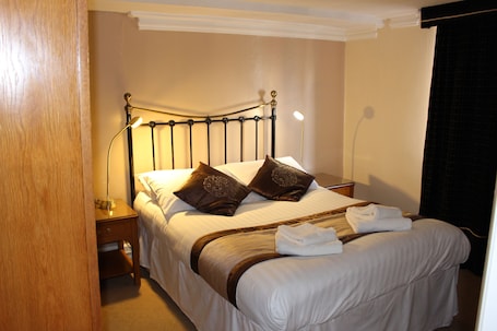 Standard Double Room, Ensuite. The Falcon Inn