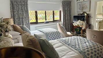 Twin Room, Ensuite (Woodpecker Room) | Desk, cribs/infant beds, free WiFi, bed sheets