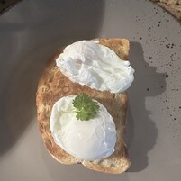 Café da manhã feito na hora grátis todos os dias