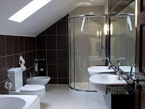 Shower, rainfall showerhead, free toiletries, hair dryer - Causeway Lodge (Bushmills)