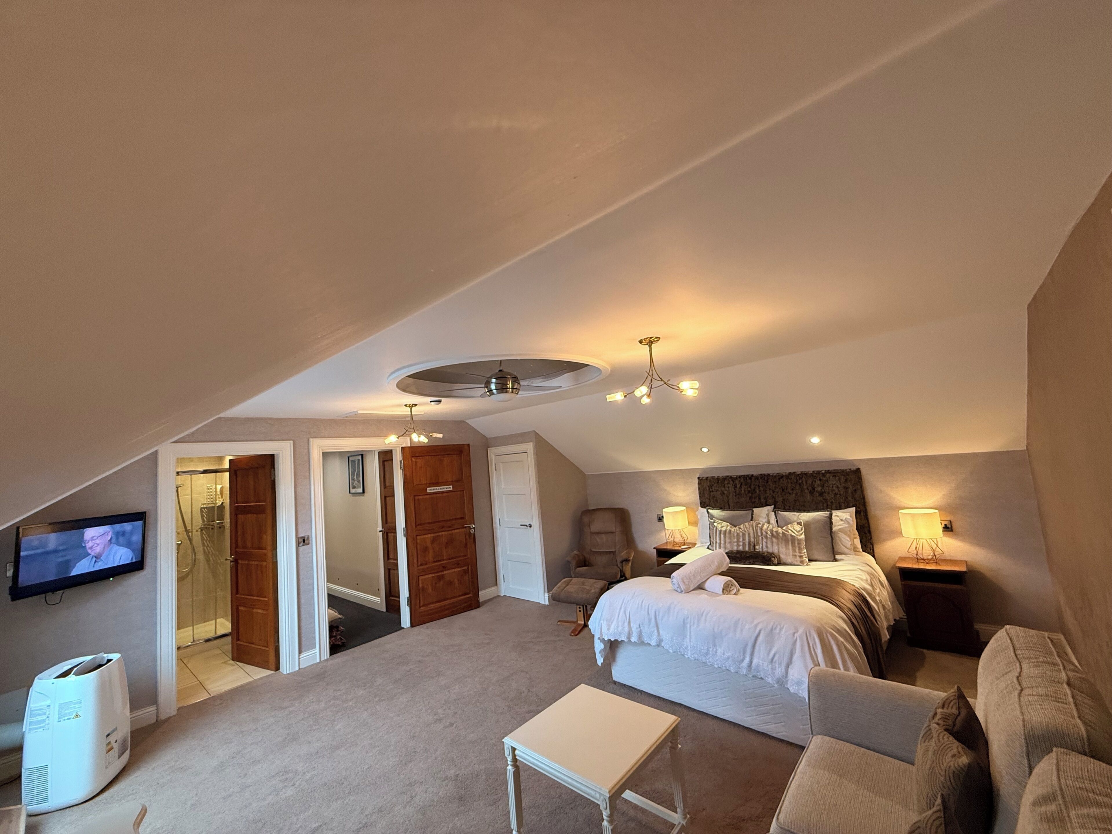 Deluxe Suite, 1 King Bed with Sofa bed | Room amenity