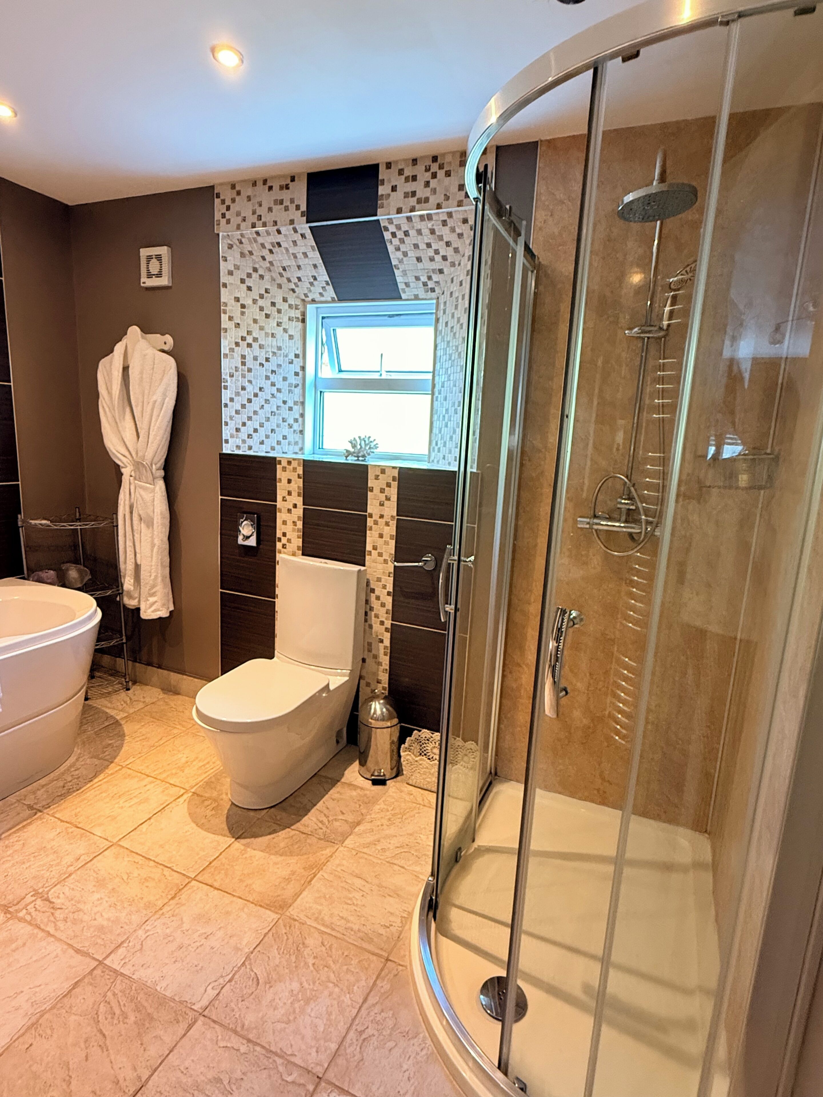 Suite ejecutiva, vista al jardín | Baño | Regadera, regadera tipo lluvia, amenidades de baño gratuitas 