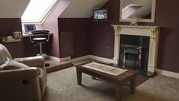 Deluxe Suite, 1 King Bed with Sofa bed | Living room | Smart TV, fireplace