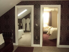 Luxe beddengoed, een kluis op de kamer, een bureau