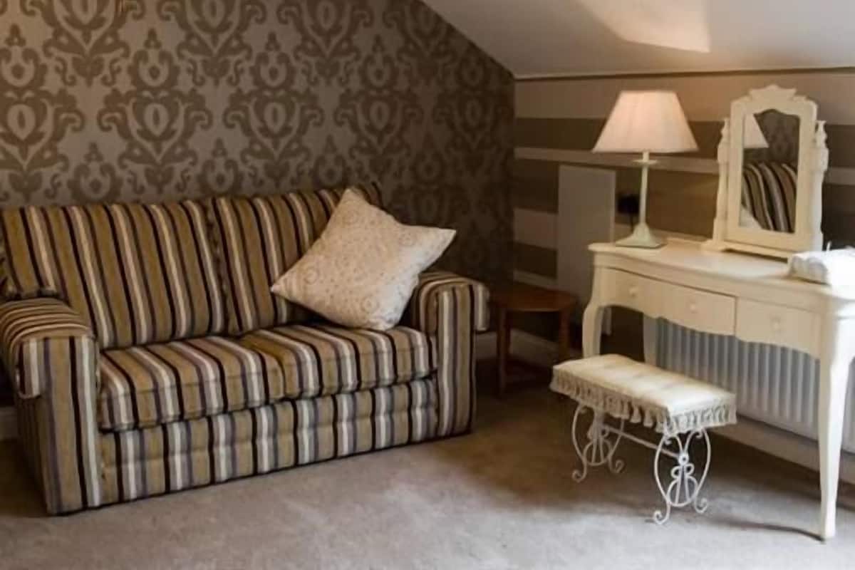 Executive suite, uitzicht op tuin | Woonruimte | Een flatscreentelevisie