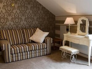 Executive Suite, Garden View | Living area