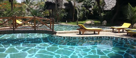 Piscine extérieure, parasols de plage, chaises longues