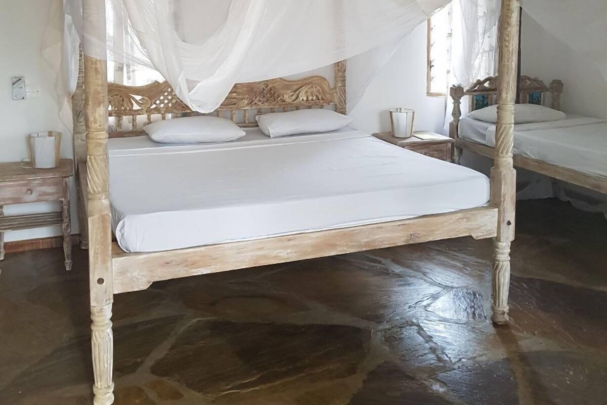 In-room safe, blackout curtains, free WiFi, bed sheets