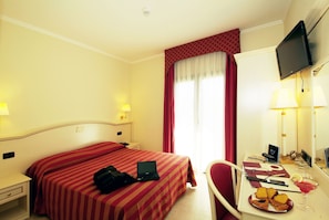 Seprai premium, minibar, brankas, dan didekorasi berbeda-beda