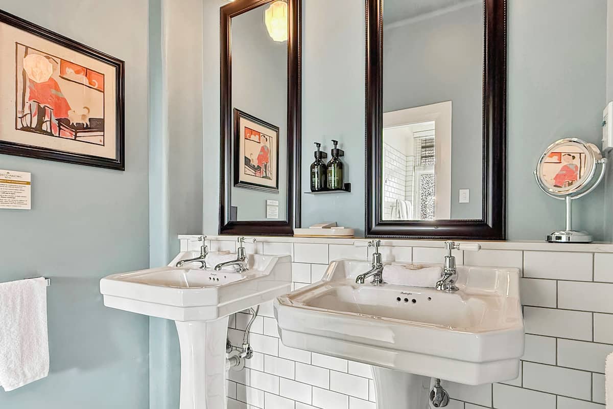 suite, 1 king bed, partial ocean view | bathroom | shower, free toiletries, hair dryer, towels