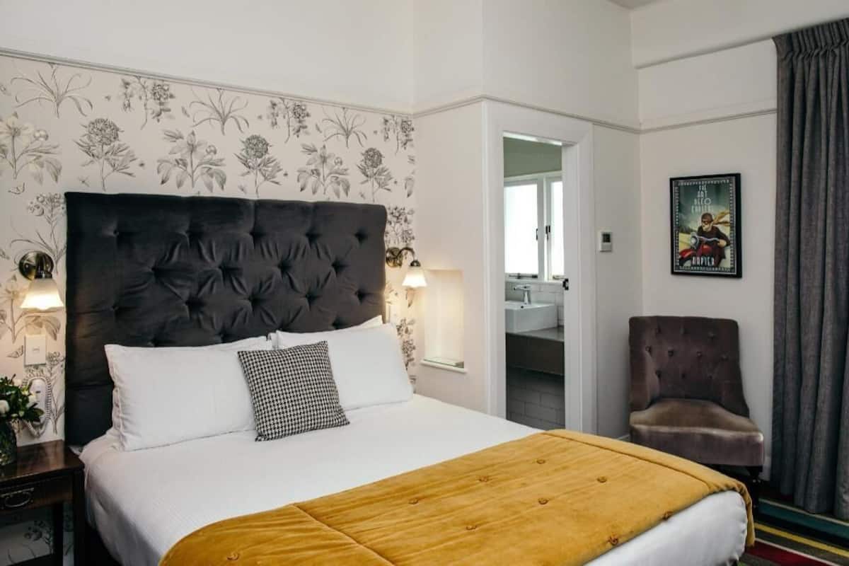 Coffre-fort, bureau, rideaux dâobscurcissement