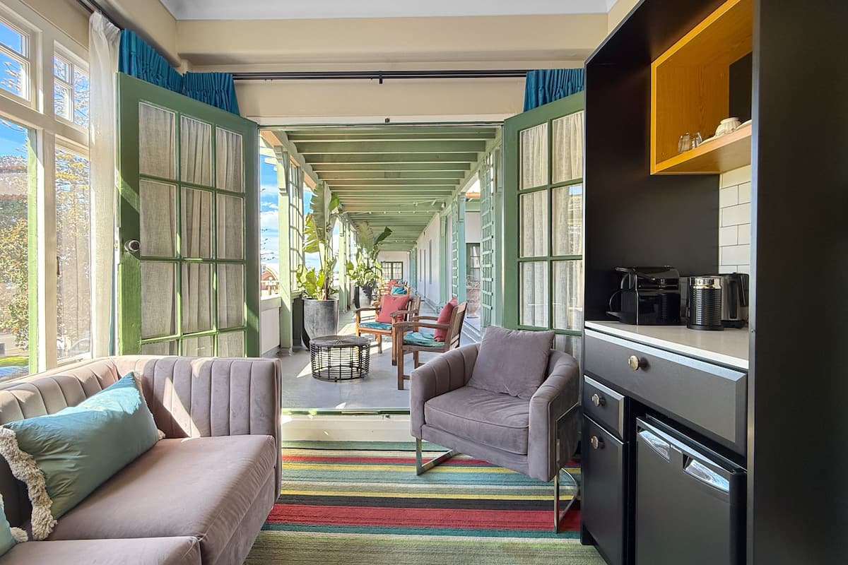 premium suite, 1 king bed | living area | flat-screen tv