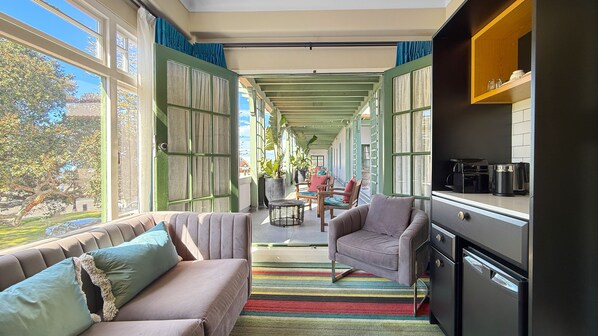 Suite Premium, 1 très grand lit | Coin séjour