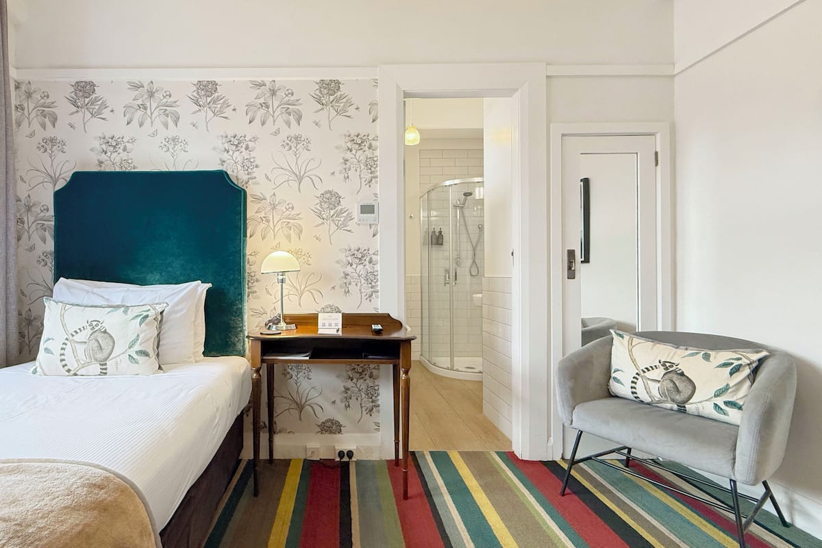 Habitació superior, 1 llit individual | Caixa forta a l'habitació, escriptori i cortines opaques