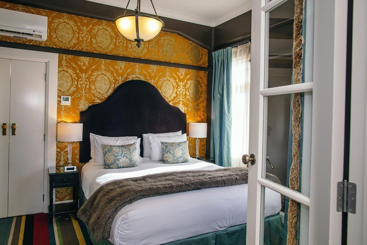 Coffre-fort, bureau, rideaux dâobscurcissement