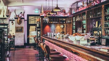 Pub con mesas al aire libre (abre todos los días)