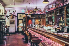 Pub, alfresco dining, open daily - Art Deco Masonic Hotel (Napier)