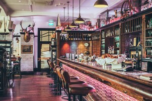 Pub, con mesas al aire libre, abre todos los días