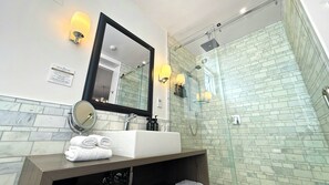 Pacific View Suite | Bathroom | Shower, free toiletries, hair dryer, towels