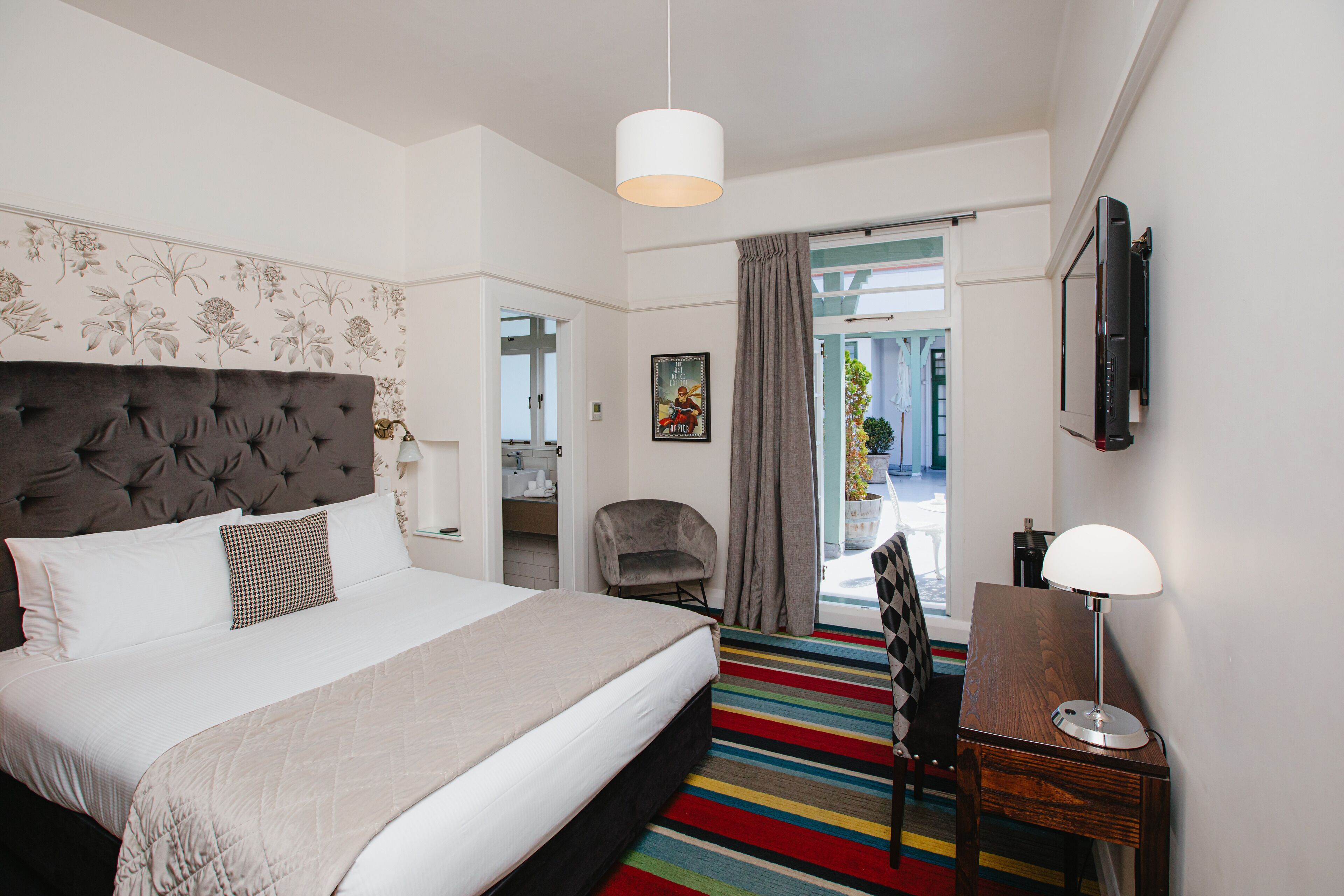 Coffre-fort, bureau, rideaux d’obscurcissement