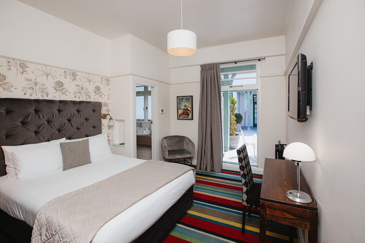 Coffre-fort, bureau, rideaux dâobscurcissement