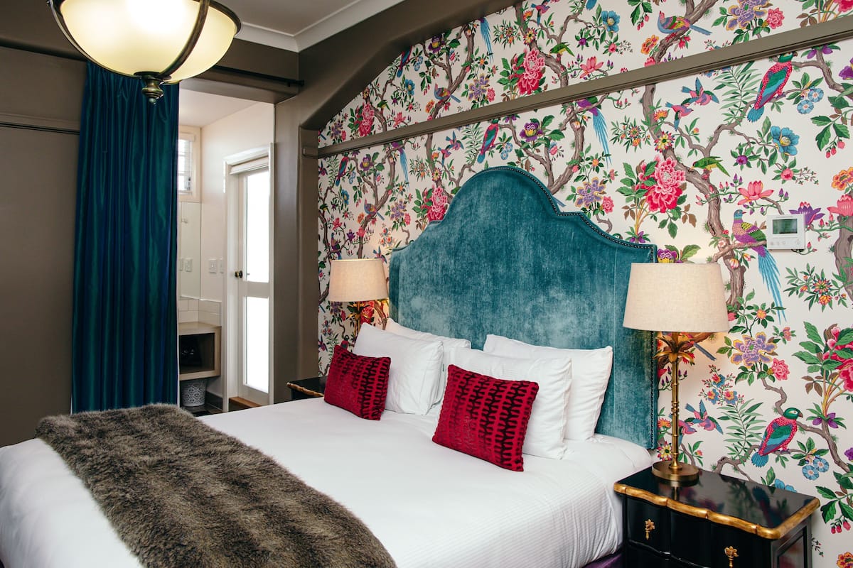 Coffre-fort, bureau, rideaux dâobscurcissement