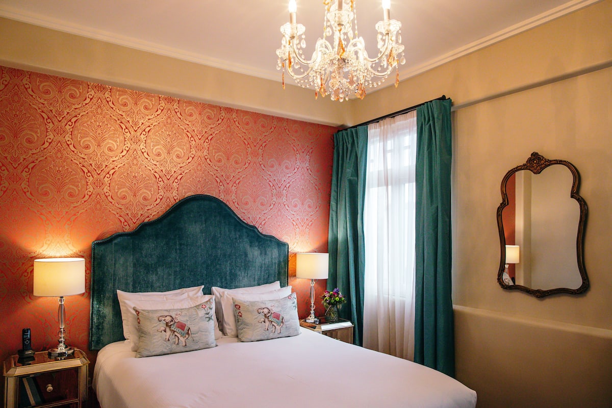 Coffre-fort, bureau, rideaux dâobscurcissement