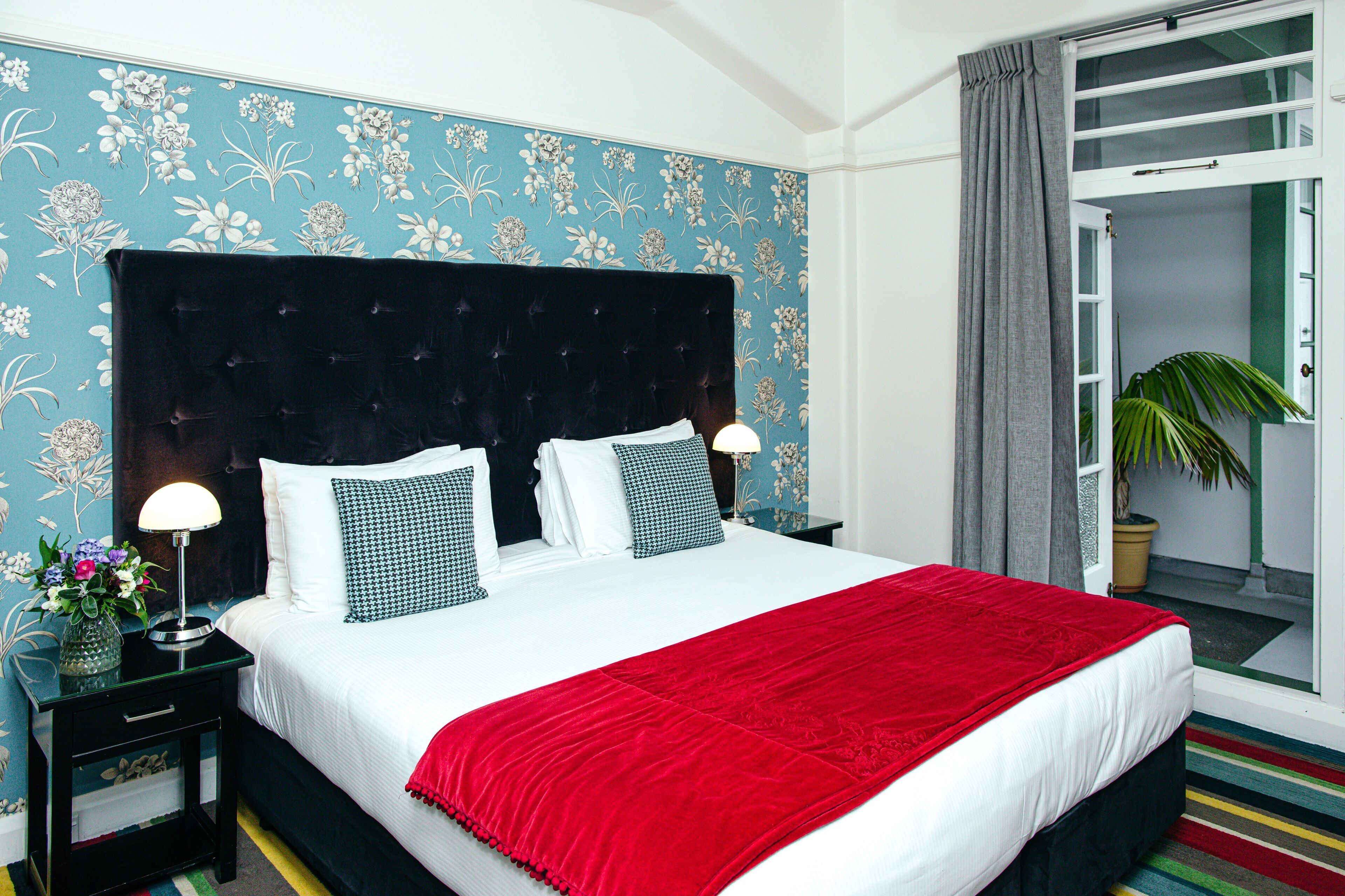 Coffre-fort, bureau, rideaux d’obscurcissement